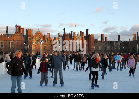 Patin à glace sur la patinoire temporaire ouvert au moment de Noël, Hampton Court Palace, East Molesey, Surrey, Angleterre, Royaume-Uni, Europe Banque D'Images