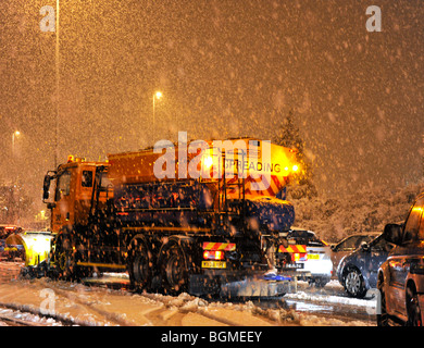 Le poids de la neige provoque le chaos sur le M27, Portsmouth, Hampshire, Angleterre. Banque D'Images