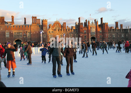 Patin à glace sur la patinoire temporaire ouvert au moment de Noël, Hampton Court Palace, East Molesey, Surrey, Angleterre, Royaume-Uni, Europe Banque D'Images