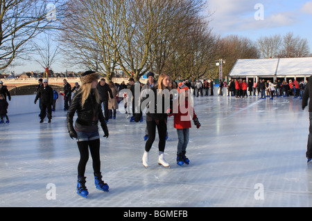 Patin à glace sur la patinoire temporaire ouvert au moment de Noël, Hampton Court Palace, East Molesey, Surrey, Angleterre, Royaume-Uni, Europe Banque D'Images