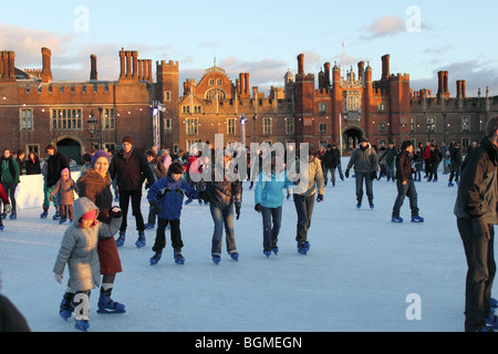 Patin à glace sur la patinoire temporaire ouvert au moment de Noël, Hampton Court Palace, East Molesey, Surrey, Angleterre, Royaume-Uni, Europe Banque D'Images