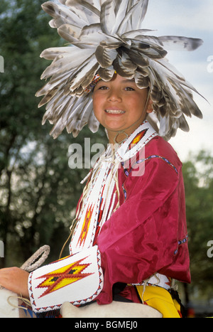 Teenage boy dressed in traditional style coiffure de plumes mandan et de perles. Banque D'Images