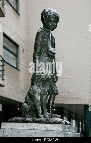 Statue de Nello et Patrasche à Hoboken, Anvers, Belgique. Les personnages de roman un chien des Flandres par Marie Louise de la Ramée Banque D'Images