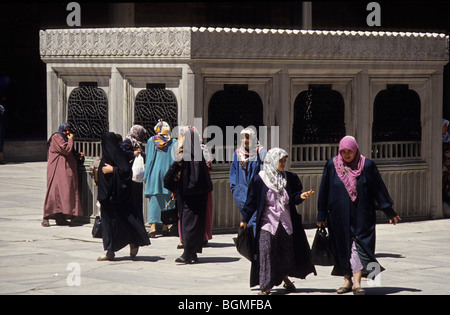 Les femmes musulmanes mosquée Sulymaniye Istanbul Turquie Banque D'Images