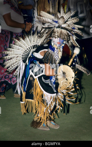 Kootenai Salish adolescent habillé en costume de danse traditionnelle de pow-wow avec bouclier et bâton de danse Arlee, Montana Banque D'Images