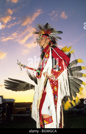 Lakota Sioux adolescent garçon vêtu de wow traditionnel régalia détient un fan d'aigle et un bâton de danse à griffes d'aigle, Pine Ridge Reservation, Dakota du Sud Banque D'Images