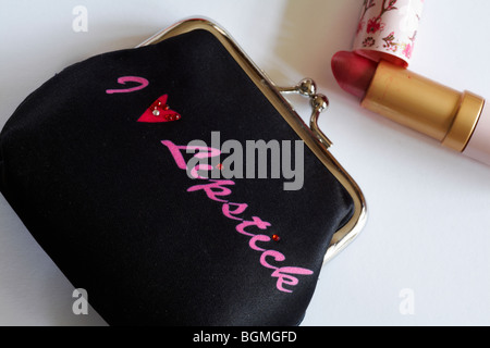 J'adore le sac à main rouge à lèvres avec rouge à lèvres rose sur fond blanc Banque D'Images