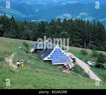 Un système de production d'électricité photovoltaïque sur le mur d'extrémité de Rappenecker Hof, dans la Forêt-Noire à l'est de Fribourg, Allemagne. Banque D'Images