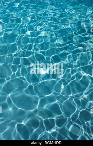 Réflexions sur l'eau d'une piscine. Banque D'Images