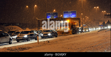 Le poids de la neige provoque le chaos sur le M27, Portsmouth, Hampshire, Angleterre. Banque D'Images