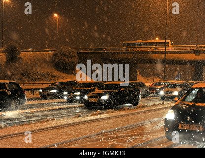 Le poids de la neige provoque le chaos sur le M27, Portsmouth, Hampshire, Angleterre. Banque D'Images