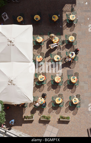 Vue de dessus de personnes autour de la table de détente sur la place piazza catena à Riva del Garda, Lac de Garde, Italie Banque D'Images