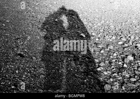 Ombre d'un couple sur une plage de galets Banque D'Images