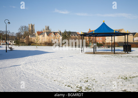 L 'Jubilee Gardens' en hiver, Ely, Cambridgeshire, Angleterre, Royaume-Uni. Banque D'Images