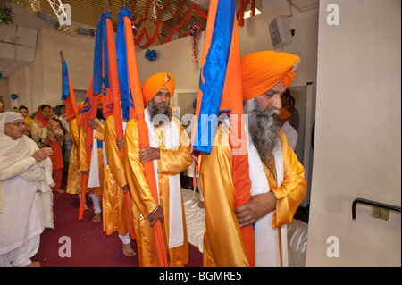 L'exécution du Khalsa Nisan Sahib Sikh (drapeaux) de salle de culte à Slough Gurdwara de procession du Vaisakhi Banque D'Images