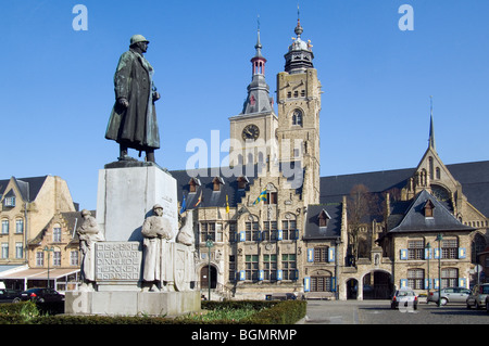 Place du marché avec statue de WW1 Général Baron Jacques, hôtel de ville, beffroi et l'église Saint Nicolas, Diksmuide, Belgique Banque D'Images