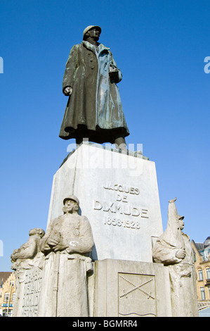 Place du marché avec statue de Jacques Baron général belge, la seconde guerre mondiale, un monument situé dans la ville de Diksmuide, Flandre occidentale, Belgique Banque D'Images
