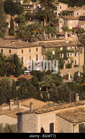 Vue sur village de Deia avec Hôtel La Residencia Majorque Majorque Îles Baléares Espagne Banque D'Images