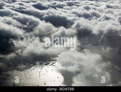 Vue aérienne au-dessus du brouillard entrant dans la baie Richardson à Sausalito le comté de Marin en Californie Banque D'Images