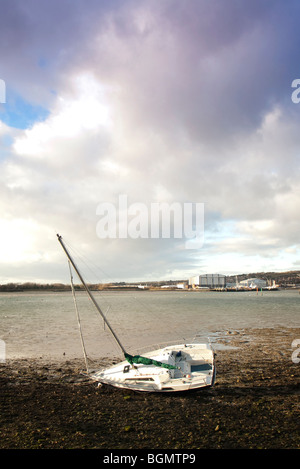 Bateau à voile endommagé tempête soufflée à terre Banque D'Images