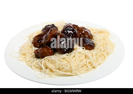 Une assiette de boulettes de viande de boeuf dans une sauce aigre douce sur des nouilles chinoises. Isolated on white plate Banque D'Images