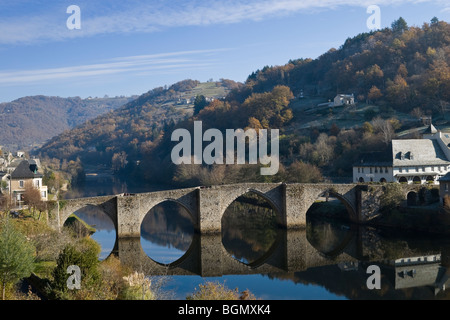 Pont de pierre sur la rivière Lot dans le sud-ouest de la France Banque D'Images