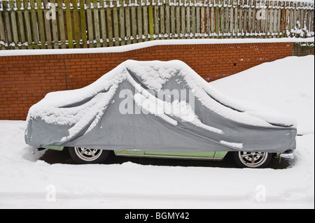 VW voiture classique avec cache de protection recouverte de neige à Newport South Wales UK Banque D'Images