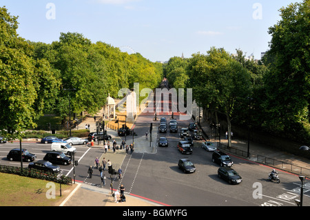 Trafic sur Hyde Park Corner et Constitution Hill, Londres, Royaume-Uni. Banque D'Images