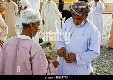 Bois de marquage d'une transaction dans le marché de chèvre Nizwa Oman Banque D'Images