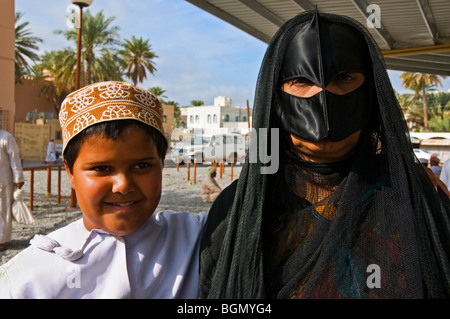 Bédouine portant le masque traditionnel à Nizwa Oman Banque D'Images