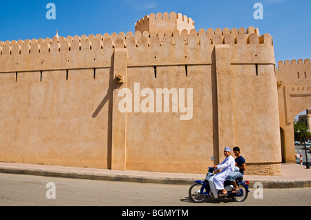 Scène de rue à l'avant du fort Nizwa Oman Banque D'Images