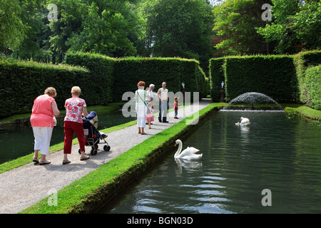 Les touristes visitant les jardins d'Annevoie, Ardennes, Belgique Banque D'Images