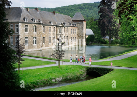 Les touristes visiter les jardins du château d'Annevoie, Ardennes, Belgique Banque D'Images