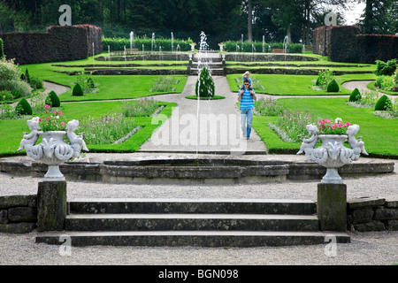 Les touristes visitant les jardins d'Annevoie, Ardennes, Belgique Banque D'Images