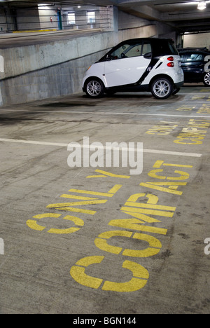 Voiture compacte dans un garage de stationnement Banque D'Images