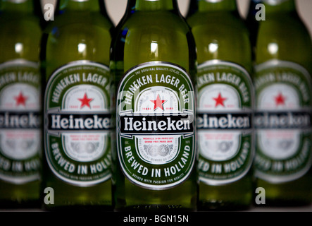 Les bouteilles de bière Heineken. Banque D'Images