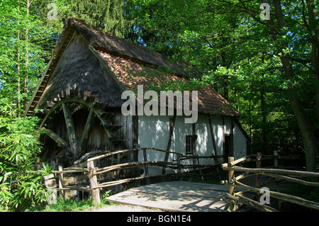 Roue à eau en bois ancien moulin à eau de forêt à le musée en plein air Bokrijk, Belgique Banque D'Images