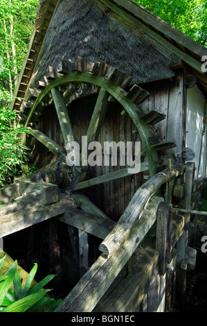 Roue à eau en bois ancien moulin à eau de forêt à le musée en plein air Bokrijk, Belgique Banque D'Images