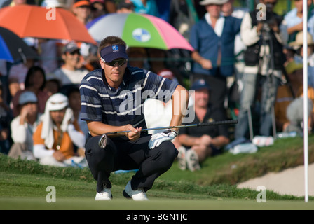 Golfeur suédois Henrik Stenson se préparer pour le dernier mis sur le 18e trou au 3ème jour du Trophée Royal, l'Asie et l'Europe Banque D'Images