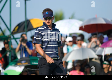 Golfeur suédois Henrik Stenson se préparer pour le dernier mis sur le 18e trou au 3ème jour du Trophée Royal, l'Asie et l'Europe Banque D'Images