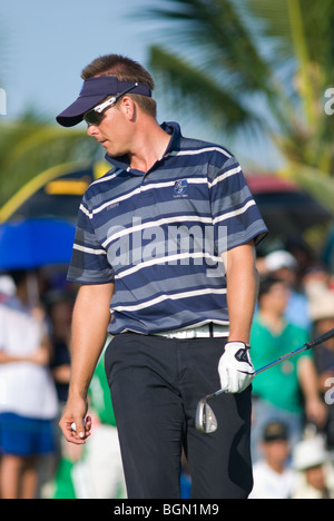 Golfeur suédois Henrik Stenson se préparer pour le dernier mis sur le 18e trou au 3ème jour du Trophée Royal, l'Asie et l'Europe Banque D'Images