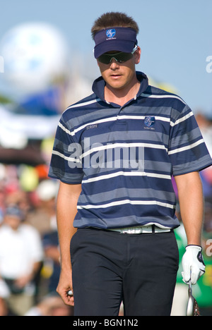 Golfeur suédois Henrik Stenson se préparer pour le dernier mis sur le 18e trou au 3ème jour du Trophée Royal, l'Asie et l'Europe Banque D'Images