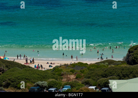 Les baigneurs profitant de la plage à Yallingup, l'un de l'Australie de l'Ouest la top surf - large vue Banque D'Images