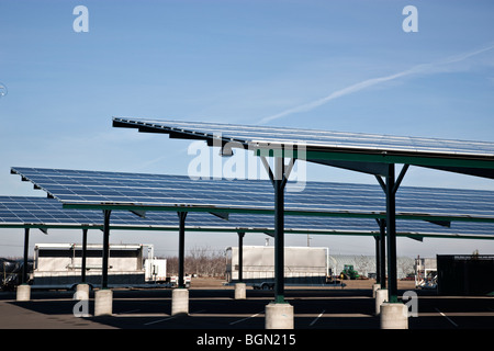 Panneaux solaires, installés sur les toits, de stationnement des véhicules agricoles. Banque D'Images