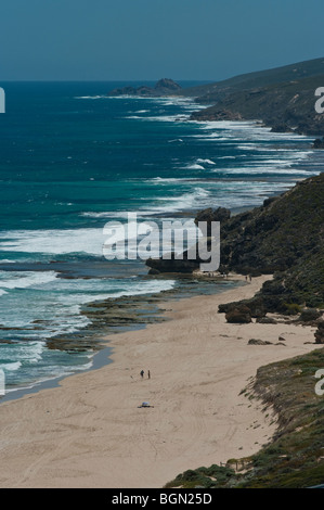 Les baigneurs profitant de la plage à Yallingup, l'un de l'Australie de l'Ouest la top surf - large vue Banque D'Images