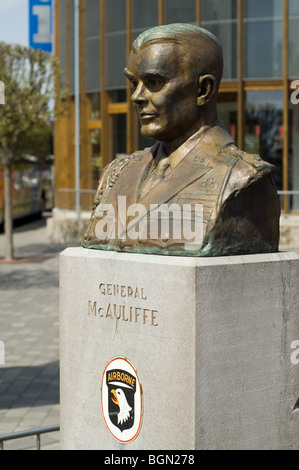 Buste de Seconde Guerre mondiale, deux à la place McAuliffe Général Général Mac Auliffe à Bastogne, Ardennes Belges, Belgique Banque D'Images