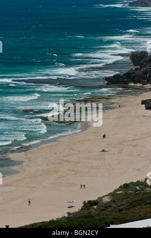 Les baigneurs profitant de la plage à Yallingup, l'un de l'Australie de l'Ouest la top surf - large vue Banque D'Images