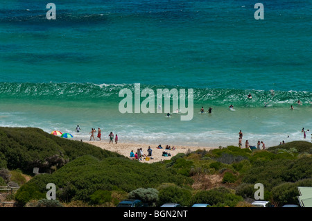 Les baigneurs profitant de la plage à Yallingup, l'un de l'Australie de l'Ouest la top surf - large vue Banque D'Images