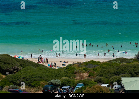 Les baigneurs profitant de la plage à Yallingup, l'un de l'Australie de l'Ouest la top surf - large vue Banque D'Images