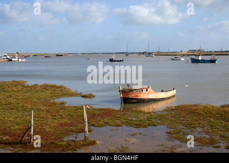 Bateau coulé sur la rivière Ore Suffolk Angleterre Orford Banque D'Images